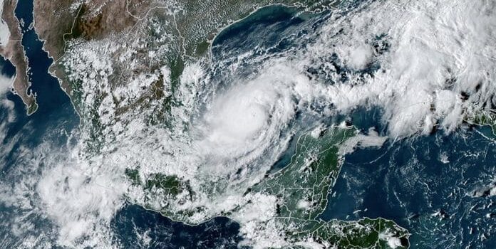 Huracán ‘Milton’ alcanza la categoría 5 y amenaza la costa de México y EE.UU.