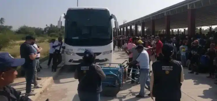 Con promesa de regularizar su estancia, frenan avance de caravana de miles de migrantes por Oaxaca Con promesa de regularizar su estancia, frenan avance de caravana de miles de migrantes por Oaxaca