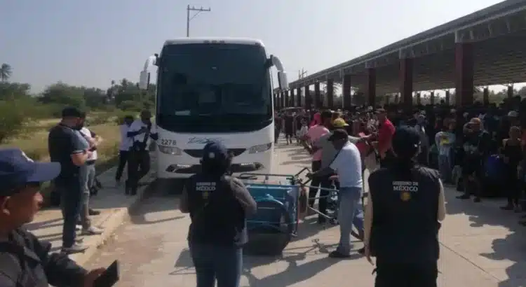 Con promesa de regularizar su estancia, frenan avance de caravana de miles de migrantes por Oaxaca