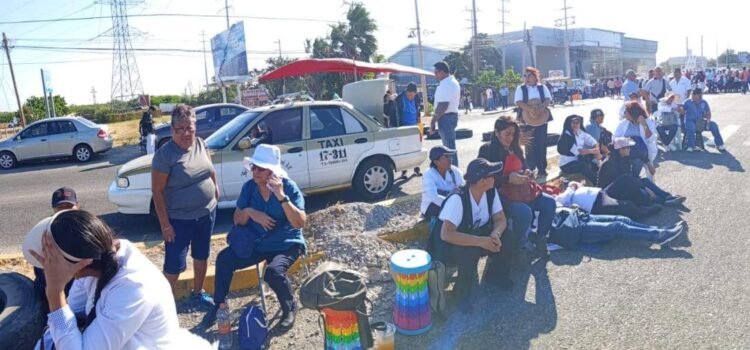 Con 6 bloqueos carreteros, escalan protestas de trabajadores de Salud de Oaxaca contra IMSS-Bienestar Con 6 bloqueos carreteros, escalan protestas de trabajadores de Salud de Oaxaca contra IMSS-Bienestar