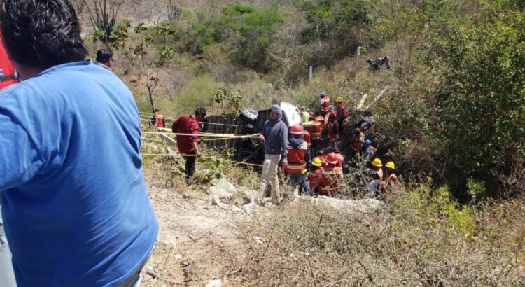 Mueren 18 personas y 29 resultan lesionadas tras volcadura de autobús en la autopista Mitla-Tehuantepec