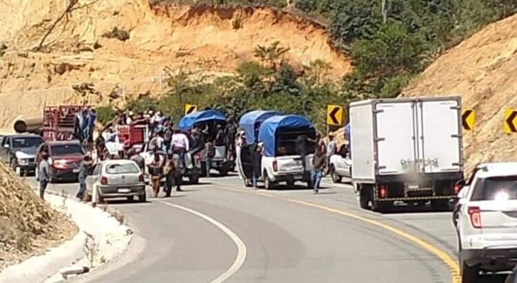 Deja 2 muertos y varios heridos una agresión a un grupo de personas en autopista de Oaxaca Deja 2 muertos y varios heridos una agresión a un grupo de personas en autopista de Oaxaca