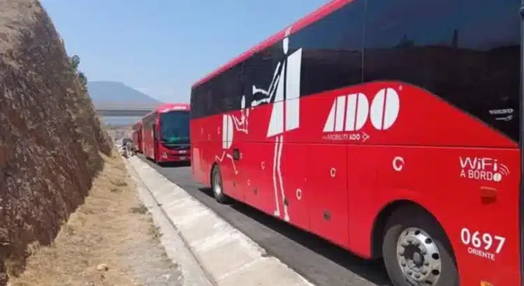Reportan retención de autobuses en la autopista Oaxaca-Puerto Escondido; Gobierno de Oaxaca asegura que es falsa Reportan retención de autobuses en la autopista Oaxaca-Puerto Escondido; Gobierno de Oaxaca asegura que es falsa