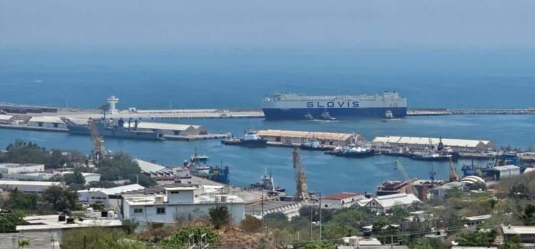 Llega a Oaxaca el buque Glovis con 600 autos coreanos; el primero de esa naturaleza que arriba al Muelle Nacional de Salina Cruz
