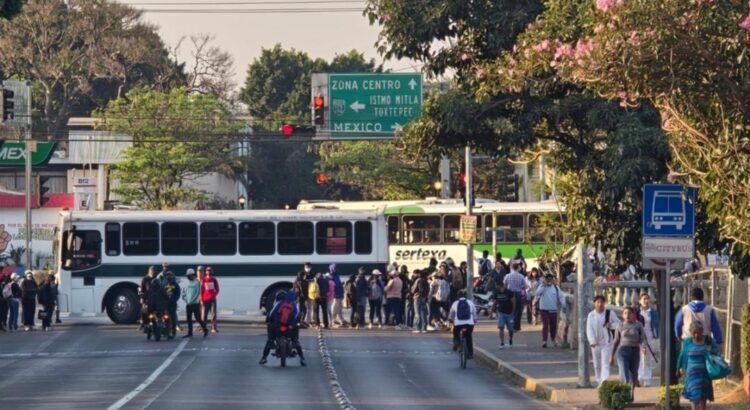 Normalistas exigen atención directa del titular del IEEPO