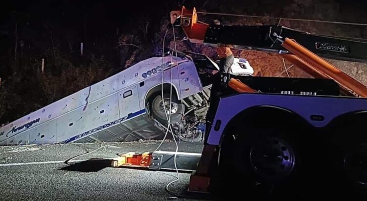 Familiares de víctimas del autobús volcado en Oaxaca aceptan reunirse con Sheinbaum