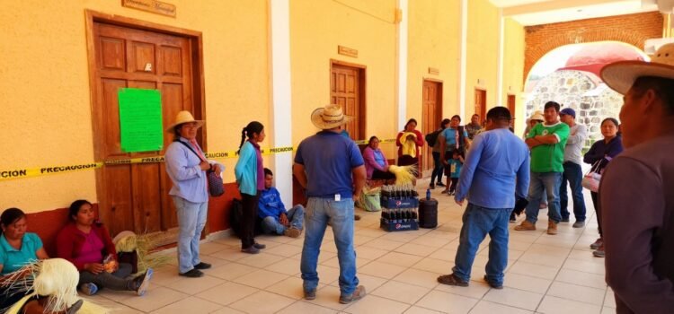 Estudiantes cumplen un mes sin clases en Sinicahua; padres de familia toman palacio municipal