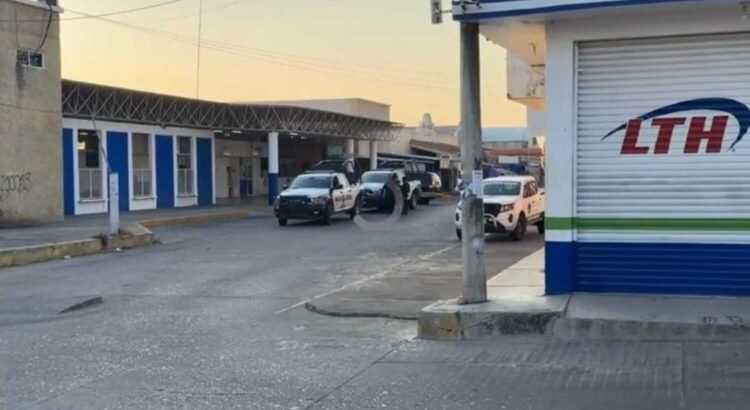 Balacera en central camionera de Pinotepa Nacional, Oaxaca, deja tres muertos