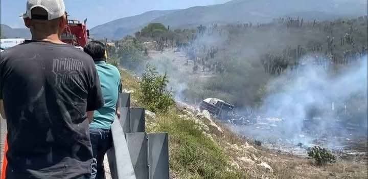 Al menos 20 personas murieron en un accidente en la autopista Tehuacán-Oaxaca, según informes preliminares