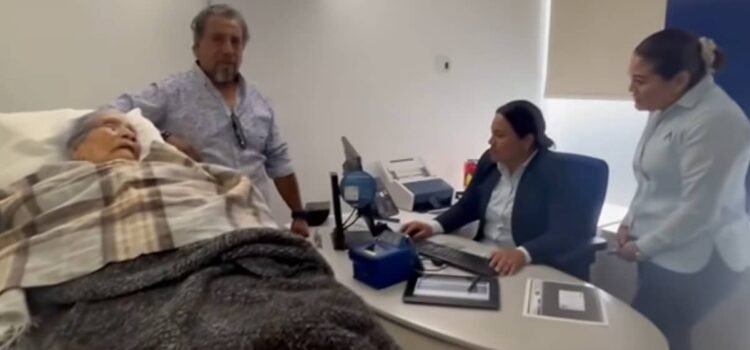 Banco ofrece disculpas a mujer de 96 años que acudió en camilla a sucursal en Oaxaca Banco ofrece disculpas a mujer de 96 años que acudió en camilla a sucursal en Oaxaca