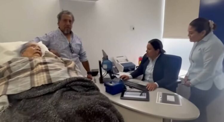 Banco ofrece disculpas a mujer de 96 años que acudió en camilla a sucursal en Oaxaca