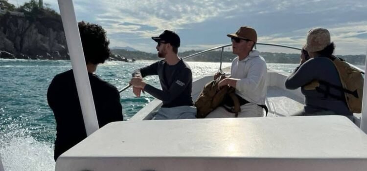 Recuperan cuerpo de turista extranjero arrastrado por el mar en playa Zicatela; otro sigue desaparecido Recuperan cuerpo de turista extranjero arrastrado por el mar en playa Zicatela; otro sigue desaparecido