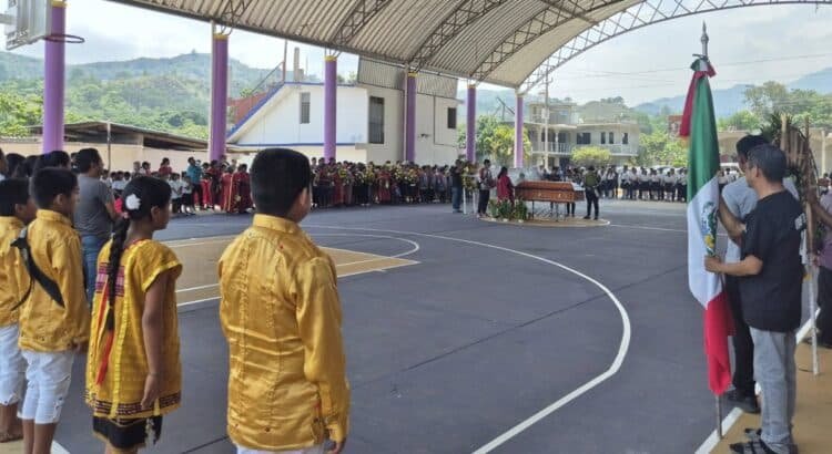 En la cancha de básquet, rinden homenaje a Cutberto Hernández, entrenador de los niños triquis de Oaxaca En la cancha de básquet, rinden homenaje a Cutberto Hernández, entrenador de los niños triquis de Oaxaca