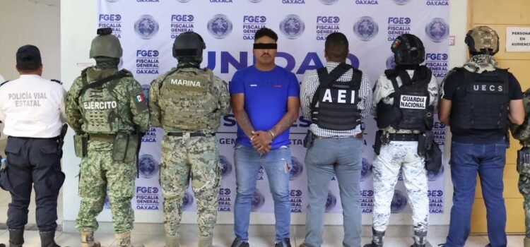 “Generador de violencia”, detenido por la Fiscalía de Oaxaca, posaba en fotos con políticos de Morena