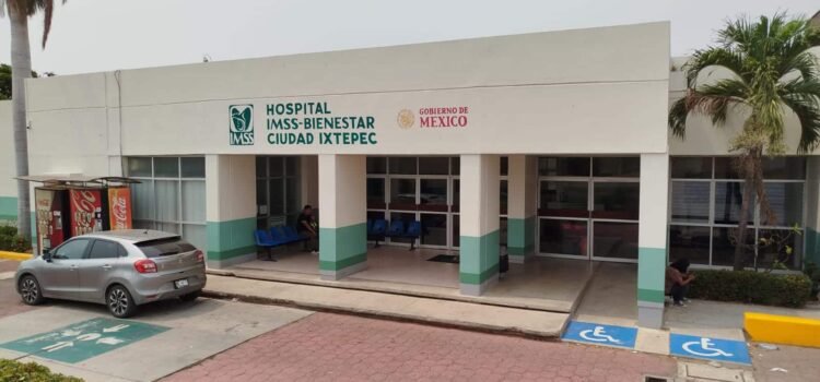 Colapsado el sistema de drenaje en el hospital IMSS-Bienestar de Ciudad Ixtepec, Oaxaca; trabajadores continúan en paro