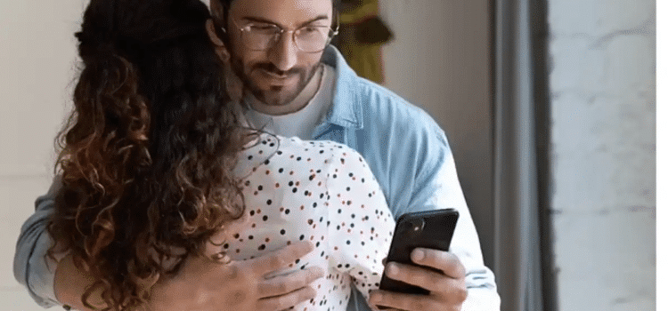 Le robaron el celular al novio… y el ladrón le mandó pruebas de su infidelidad