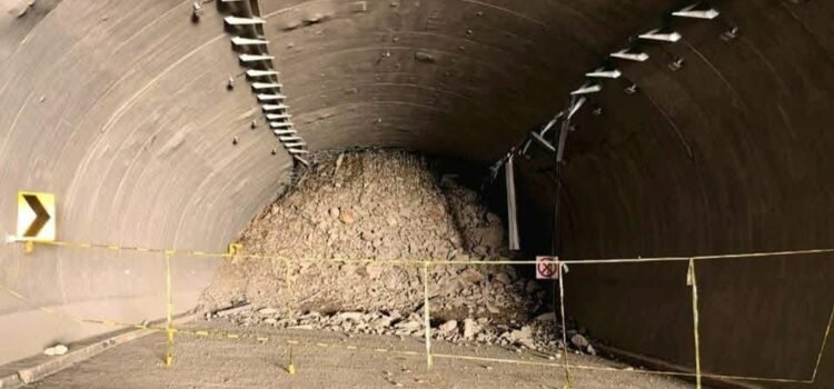 Derrumbes por ‘Erick’ mantienen cerrada la autopista Mitla-Tehuantepec de Oaxaca Derrumbes por ‘Erick’ mantienen cerrada la autopista Mitla-Tehuantepec de Oaxaca