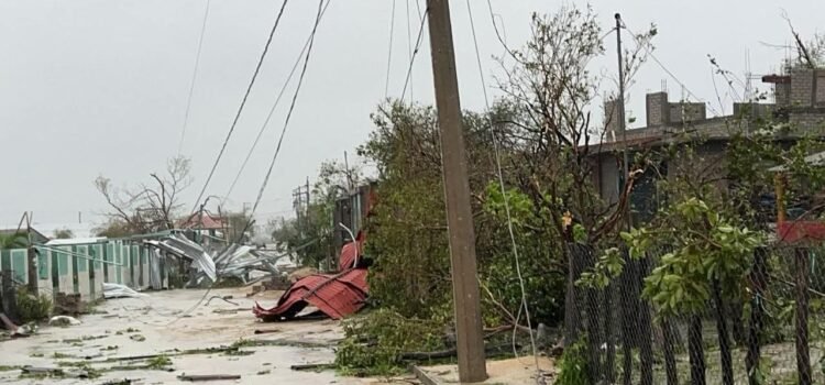 Inicia remoción de escombros y limpieza en municipios de la Costa de Oaxaca afectados por Erick