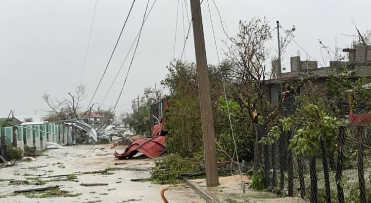 Inicia remoción de escombros y limpieza en municipios de la Costa de Oaxaca afectados por Erick