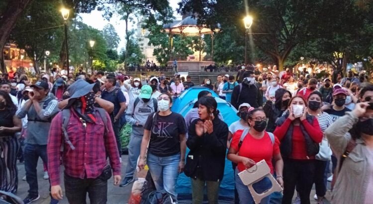 Policías antimotines resguardan palacio de gobierno de Oaxaca ante protesta de ex trabajadores