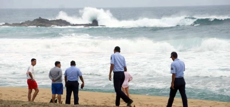 A más de 15 días del impacto del huracán Erick, ayuda no llega a Huatulco