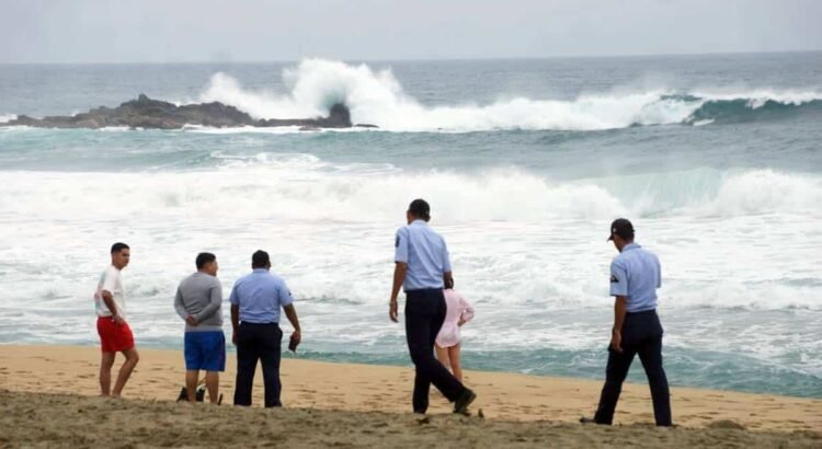 A más de 15 días del impacto del huracán Erick, ayuda no llega a Huatulco