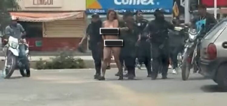 Investigan a policías en Oaxaca que exhibieron por las calles a una mujer desnuda, detenida por presunto robo