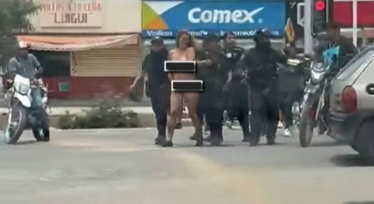 Investigan a policías en Oaxaca que exhibieron por las calles a una mujer desnuda, detenida por presunto robo Investigan a policías en Oaxaca que exhibieron por las calles a una mujer desnuda, detenida por presunto robo