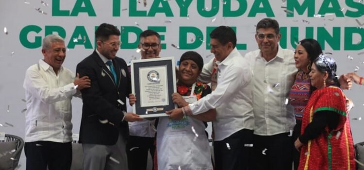 Oaxaca impone nuevo Récord Guinness por la elaboración de la tlayuda más grande del mundo Oaxaca impone nuevo Récord Guinness por la elaboración de la tlayuda más grande del mundo