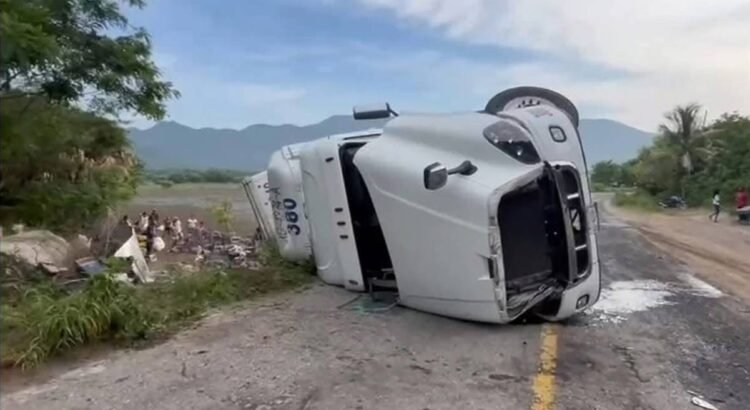 Vuelca tráiler con cajas de aceite comestible en la carretera costera de Oaxaca; se registra rapiña