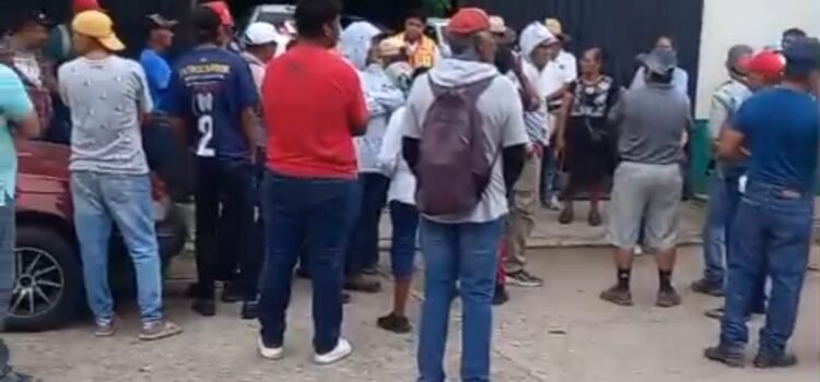 Protestan en la CFE contra los juicios que dependencia inició contra dos familias de Chahuites