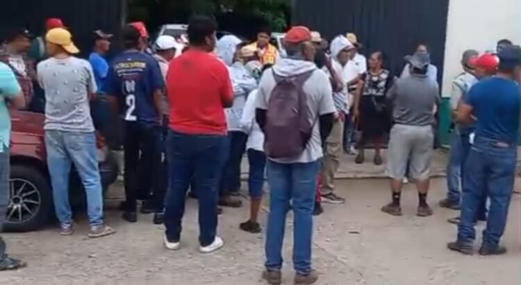 Protestan en la CFE contra los juicios que dependencia inició contra dos familias de Chahuites