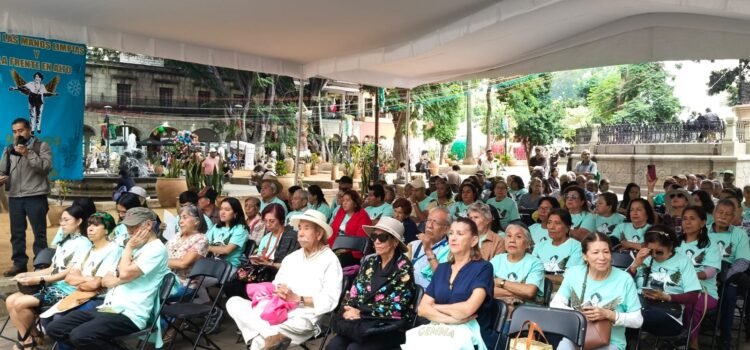 Rinden homenaje a la presidenta de San Mateo Piñas asesinada hace 3 meses en palacio municipal Rinden homenaje a la presidenta de San Mateo Piñas asesinada hace 3 meses en palacio municipal
