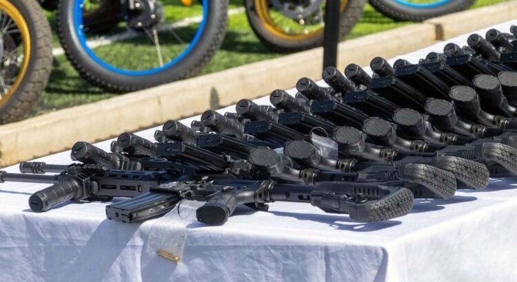 Entrega el gobierno de Jara armas israelíes a la policía de Oaxaca