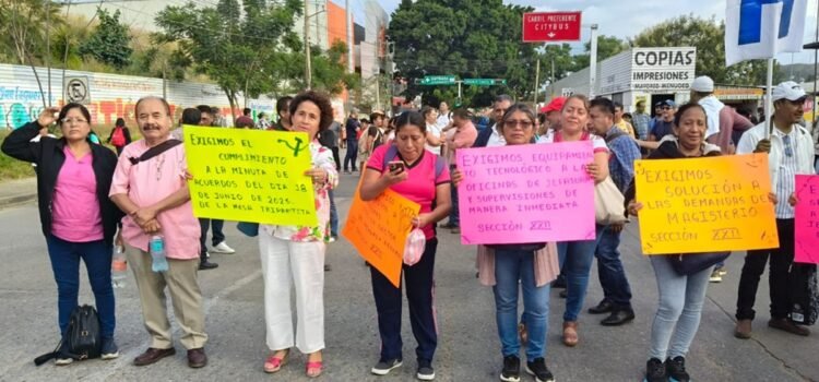 Sección 22 del SNTE protesta en el Informe de Gobierno de Claudia Sheinbaum en Oaxaca