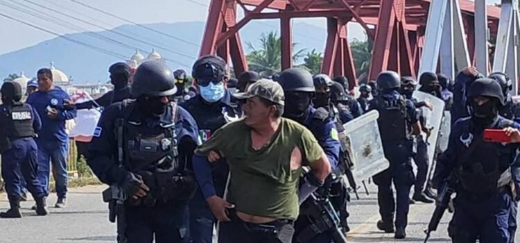 Denuncian represión de la Policía Estatal de Oaxaca durante bloqueo a carretera Transístmica