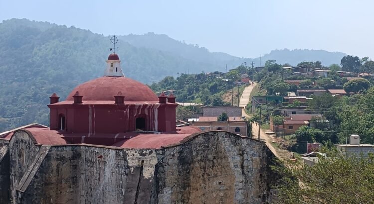 Zona norte del Istmo de Oaxaca lleva 3 días sin energía eléctrica por rayo que impactó torre de CFE