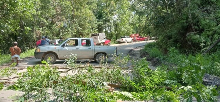 Denuncian contaminación de afluentes de cinco comunidades de Putla por volcadura de pipa con asfalto