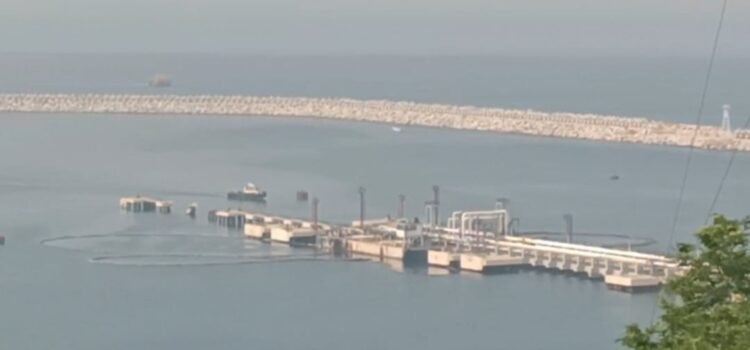 Buque petrolero “Sócrates” derrama combustible en el mar de Salina Cruz tras ser sacudido por fuerte oleaje Buque petrolero “Sócrates” derrama combustible en el mar de Salina Cruz tras ser sacudido por fuerte oleaje