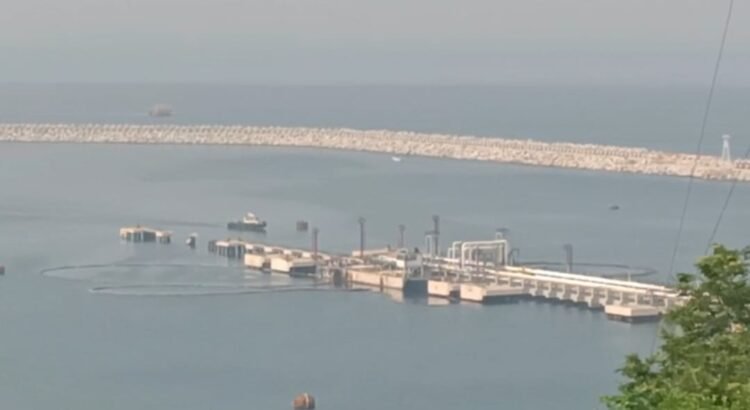 Buque petrolero “Sócrates” derrama combustible en el mar de Salina Cruz tras ser sacudido por fuerte oleaje