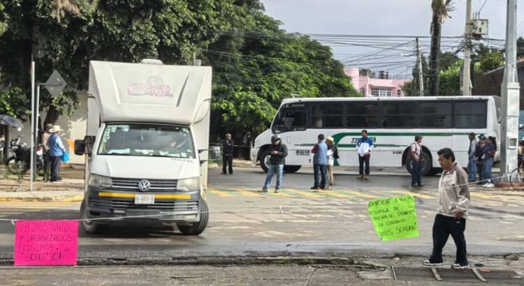 Edil de Santa Lucía del Camino incumple con obras a colonias; pobladores bloquean Avenida Ferrocarril Edil de Santa Lucía del Camino incumple con obras a colonias; pobladores bloquean Avenida Ferrocarril