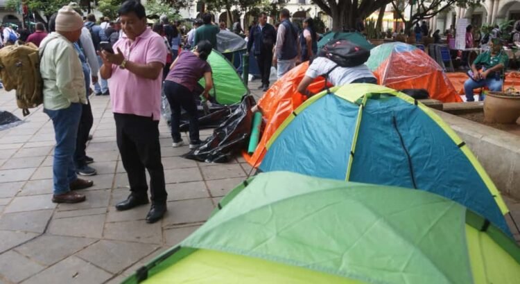 Supervisores y jefes de sector de la Sección 22 del SNTE se plantan en el zócalo de la ciudad de Oaxaca Supervisores y jefes de sector de la Sección 22 del SNTE se plantan en el zócalo de la ciudad de Oaxaca