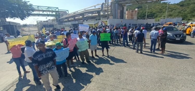Pescadores de Salinas del Marqués, Oaxaca, protestaron contra Pemex por la constante contaminación por derrames Pescadores de Salinas del Marqués, Oaxaca, protestaron contra Pemex por la constante contaminación por derrames