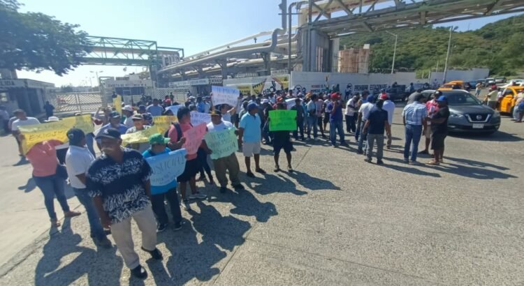Pescadores de Salinas del Marqués, Oaxaca, protestaron contra Pemex por la constante contaminación por derrames Pescadores de Salinas del Marqués, Oaxaca, protestaron contra Pemex por la constante contaminación por derrames