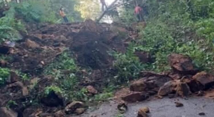 Mueren 3 personas tras derrumbe de vivienda por reblandecimiento de tierra en San Agustín Loxicha, Oaxaca Mueren 3 personas tras derrumbe de vivienda por reblandecimiento de tierra en San Agustín Loxicha, Oaxaca