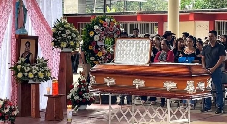 Rinden homenaje a la maestra Fabiola Ortiz, asesinada frente al Cobao 06 de Putla de Guerrero, Oaxaca Rinden homenaje a la maestra Fabiola Ortiz, asesinada frente al Cobao 06 de Putla de Guerrero, Oaxaca