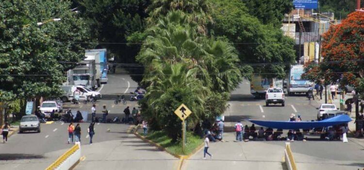Docentes de Educación Indígena bloquean, por segundo día consecutivo, principales vialidades de la ciudad de Oaxaca