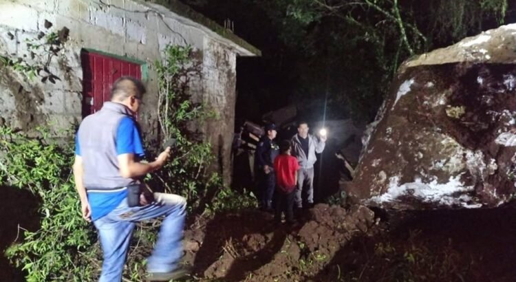 Fallece una menor por desgajamiento de cerro en Huautla, Oaxaca; hay cinco lesionados Fallece una menor por desgajamiento de cerro en Huautla, Oaxaca; hay cinco lesionados