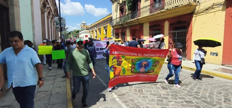 Burócratas denuncian un nuevo impuesto a sus salarios; gobierno de Oaxaca niega afectaciones a sus ingresos