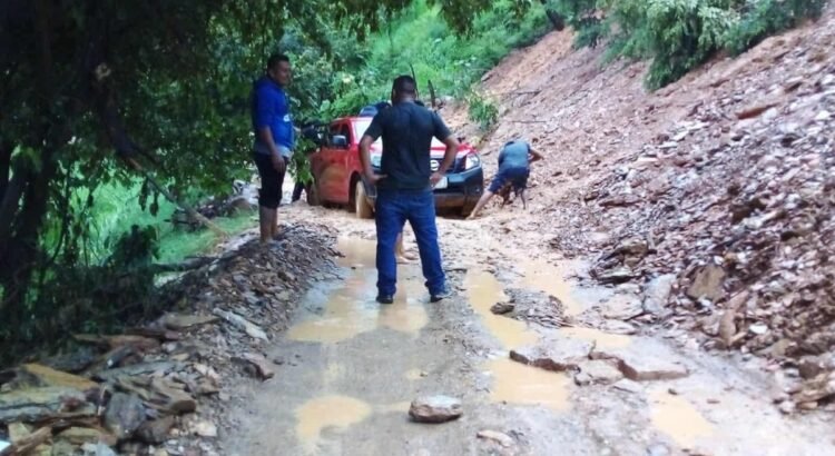 Incomunicados alrededor de 8 mil pobladores de la sierra Zapoteca-Mixe de Oaxaca por deslaves Incomunicados alrededor de 8 mil pobladores de la sierra Zapoteca-Mixe de Oaxaca por deslaves
